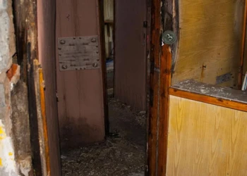 Play Ghost Town Escape 4 &ndash; Mirrored Dimension online for free at PlotyGames